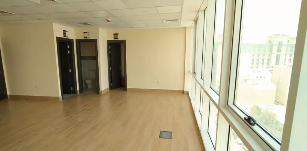 تجاري عقار جاهز غير مفروش مكتب  للإيجار في السد , الدوحة #14960 - 2  صورة 